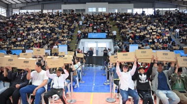 Kicillof, Insaurralde y Perczyk entregaron más de mil netbooks en Lomas