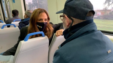 Tolosa Paz se tomó el tren Roca en La Plata y chicaneó a la oposición: "Santilli y Vidal no pueden hacer esto y mirar a los trabajadores"