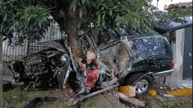 Tres delincuentes murieron tras robar una camioneta y chocar contra un árbol
