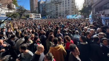 Multitudinaria movilización de apoyo a Cristina Fernández