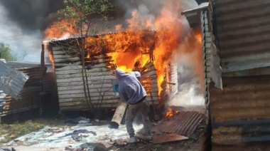 Feroz incendio en La Plata: Explotó una garrafa y una familia perdió toda su casa