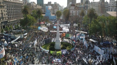 Militantes e integrantes de organizaciones sociales colmaron la Plaza de Mayo por el Día de la Lealtad