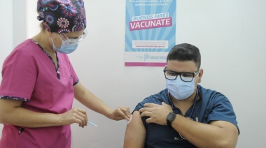 Provincia comenzará una nueva etapa de vacunación con tercera dosis a personal de Salud