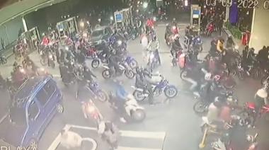 Impresionante escena en Bernal: unos 50 motociclistas robaron combustible