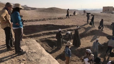 Investigadores platenses descubren la entrada de una tumba egipcia de 3.500 años