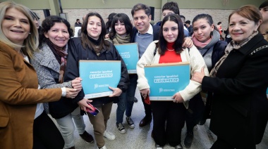 Kicillof entregó 458 netbooks a estudiantes secundarios de Presidente Perón