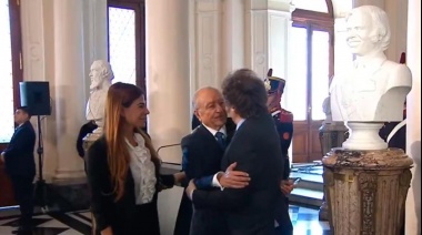 Milei inauguró el busto de Carlos Menem en la Casa Rosada