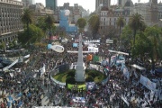 Militantes e integrantes de organizaciones sociales colmaron la Plaza de Mayo por el Día de la Lealtad